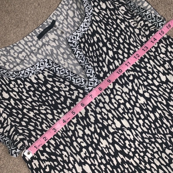 VICI asymmetrical hem tribal/animal v neck top - Picture 4 of 9